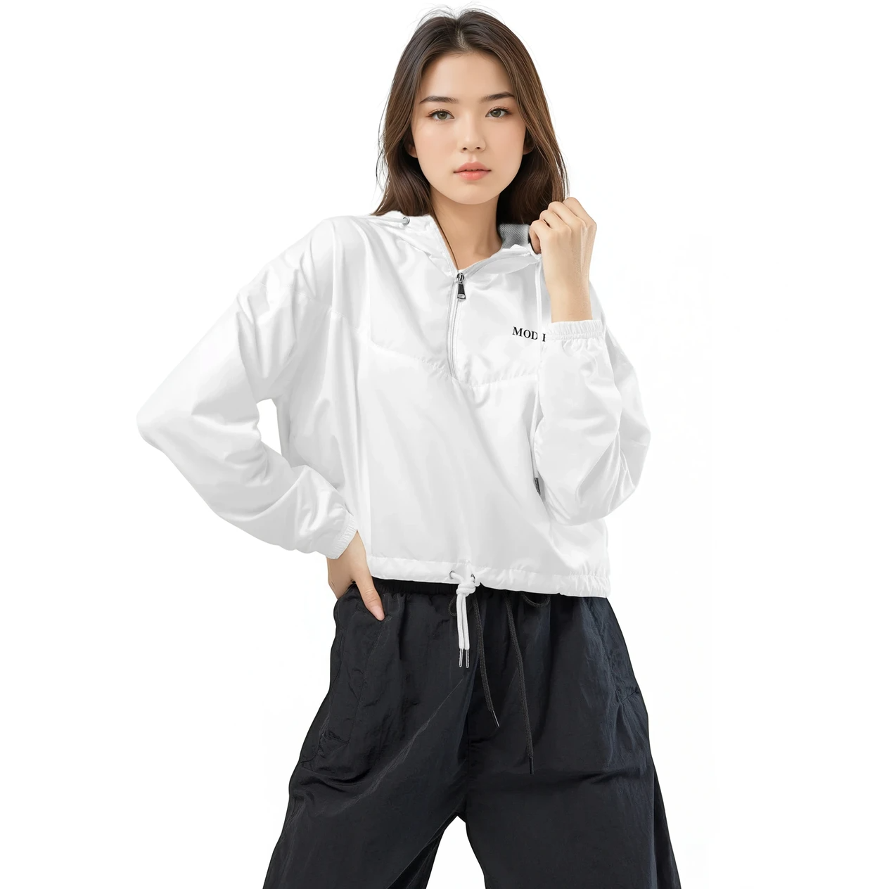 Ce coupe-vent blanc court allie légèreté et protection grâce à sa doublure en maille respirante et son tissu imperméable.