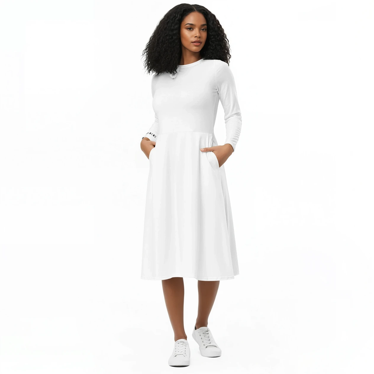 Longue robe blanche Mod-ee avec manches longues et poches pratiques, ajustée à la taille et dotée d’un bas évasé, confectionnée dans un tissu confortable qui offre une silhouette élégante et un confort optimal toute la journée.