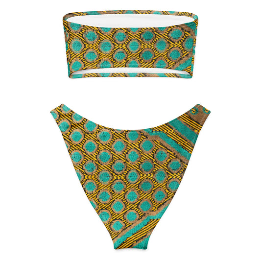 Adoptez un look à la fois élégant, moderne et écoresponsable avec ce bikini bandeau imprimé wax conçu pour sublimer toutes les silhouettes. Que ce soit pour une journée à la plage, un moment détente au bord de la piscine ou pour profiter du soleil en toute liberté, ce maillot est votre allié idéal.