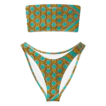 Adoptez un look à la fois élégant, moderne et écoresponsable avec ce bikini bandeau imprimé wax conçu pour sublimer toutes les silhouettes. Que ce soit pour une journée à la plage, un moment détente au bord de la piscine ou pour profiter du soleil en toute liberté, ce maillot est votre allié idéal.
