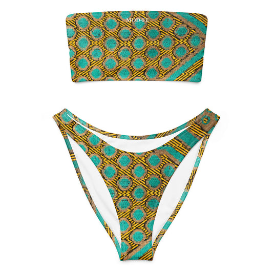 Adoptez un look à la fois élégant, moderne et écoresponsable avec ce bikini bandeau imprimé wax conçu pour sublimer toutes les silhouettes. Que ce soit pour une journée à la plage, un moment détente au bord de la piscine ou pour profiter du soleil en toute liberté, ce maillot est votre allié idéal.