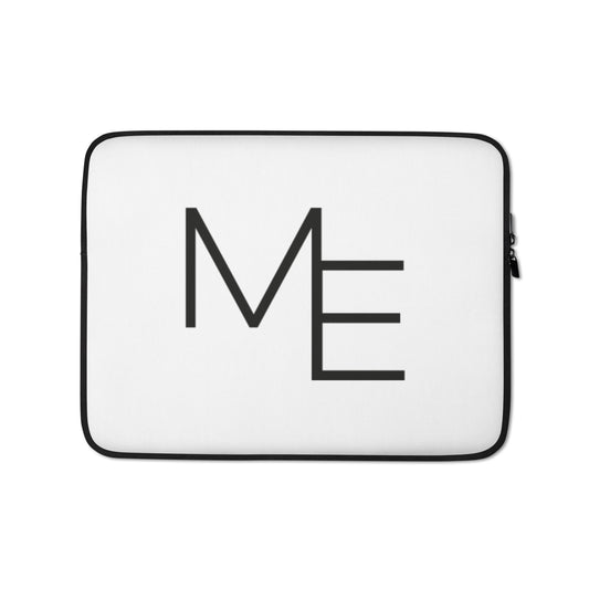 Protégez votre laptop avec une housse fine en néoprène, résistante à l’eau, à l’huile et à la chaleur. Doublée en fausse fourrure et munie d’une fermeture zippée sécurisée, elle allie protection et style.