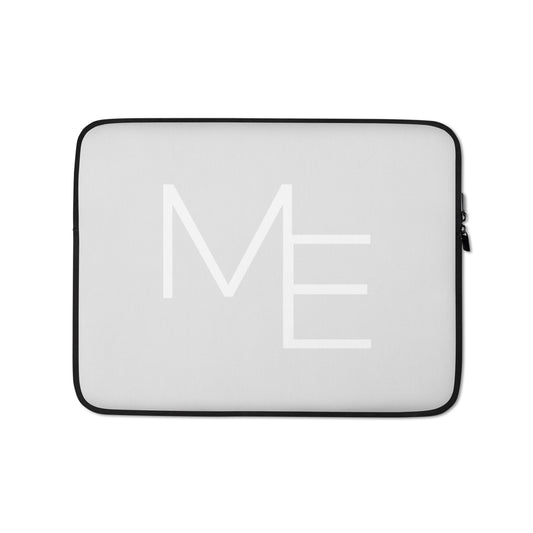 Protégez votre laptop avec une housse fine en néoprène, résistante à l’eau, à l’huile et à la chaleur. Doublée en fausse fourrure et munie d’une fermeture zippée sécurisée, elle allie protection et style.