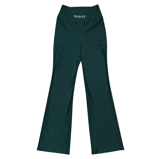 Legging évasé vert Mod-ee, une taille haute et un tissu doux, doté d'une protection UPF 50+ et conçu pour une évacuation efficace de l'humidité, idéal pour une pratique sportive dans un confort optimal.
