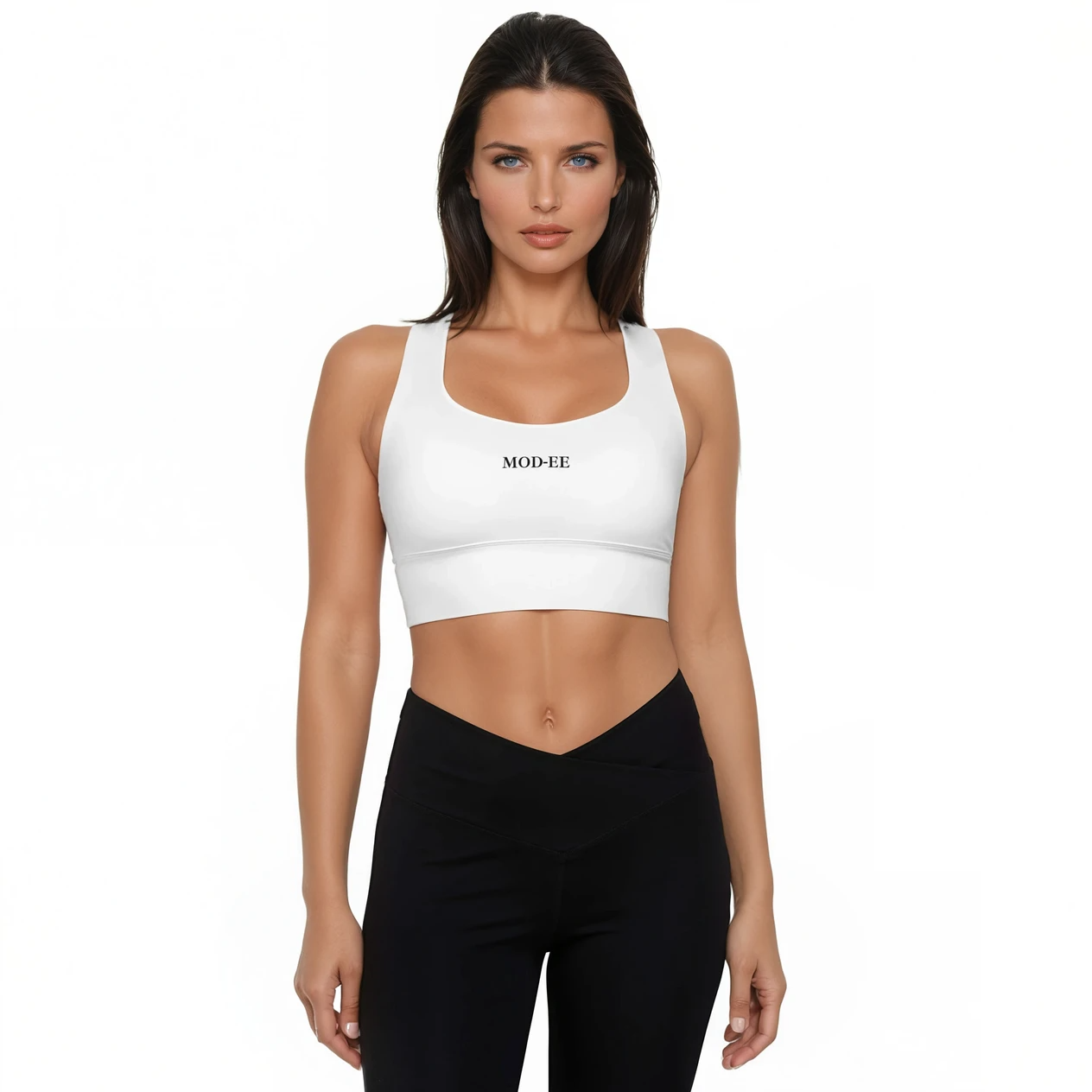 Brassière blanche Mod-ee, idéale pour l’entraînement ou comme haut streetwear chic, fabriquée en tissu de compression avec double épaisseur à l’avant et bretelles renforcées pour un soutien optimal et un maintien parfait.