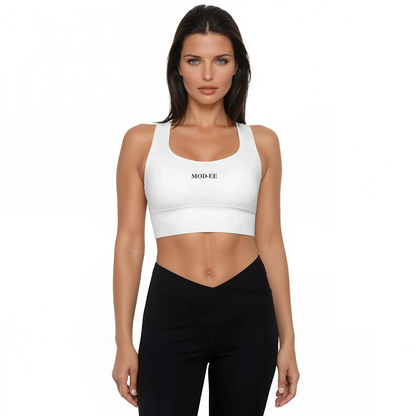 Brassière blanche Mod-ee, idéale pour l’entraînement ou comme haut streetwear chic, fabriquée en tissu de compression avec double épaisseur à l’avant et bretelles renforcées pour un soutien optimal et un maintien parfait.