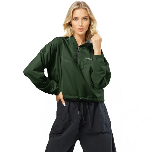 Ce coupe-vent vert kaki court allie légèreté et protection grâce à sa doublure en maille respirante et son tissu imperméable.
