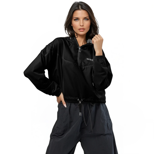 Ce coupe-vent noir court allie légèreté et protection grâce à sa doublure en maille respirante et son tissu imperméable.