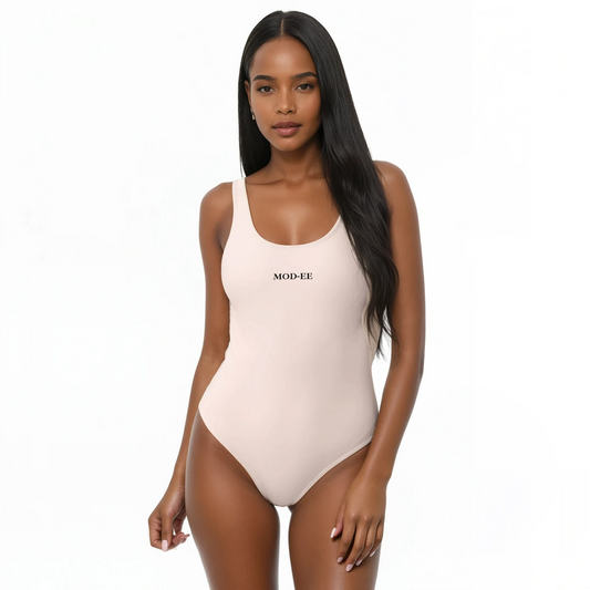 Maillot de bain rose clair une pièce Mod-ee, présentant une coupe ajustée et un dos plongeant, réalisé dans un matériau extensible pour un maintien optimal et un confort raffiné lors de vos activités aquatiques.