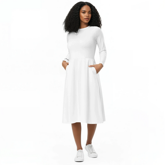 Longue robe blanche Mod-ee avec manches longues et poches pratiques, ajustée à la taille et dotée d’un bas évasé, confectionnée dans un tissu confortable qui offre une silhouette élégante et un confort optimal toute la journée.