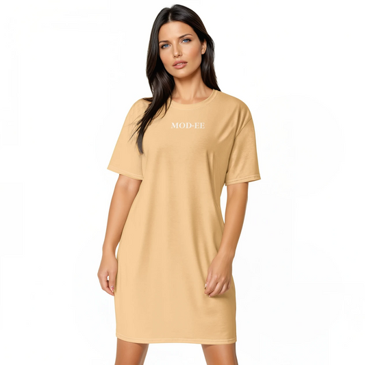 Robe T-shirt beige Mod-ee, caractérisée par une coupe large et un tissu extensible, avec des épaules tombantes pour un confort optimal, idéale pour un look décontracté et tendance au quotidien.
